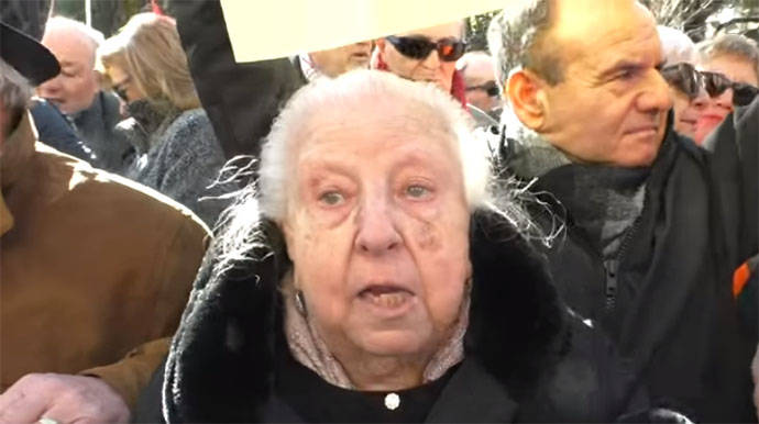 Paquita Martín manifestándose en Madrid en defensa de las pensiones.