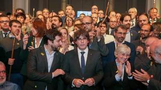 JxCAT y Esquerra colman el ego de Puigdemont fabricando un grotesco 