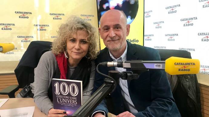 Mónica Terribas, este viernes, junto a un invitado a su programa, El Matí de Catalunya Radio.