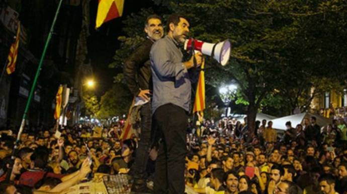 Jordi sánchez, subido a un coche de la Guardia Civil durante el asedio independentista a la Consejería de Economía.