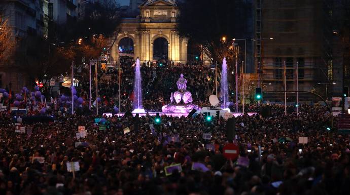 La multitudinaria manifestación del 8-M en Madrid. A fondo, la Cibeles, de morado.