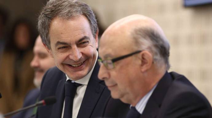 Montoro, en primer plano, junto al expresidente Zapatero en unas recientes jornadas económicas