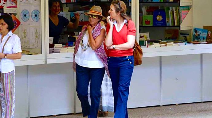 La Infanta Elena y Rita Allendesalazar, paseando por Madrid.