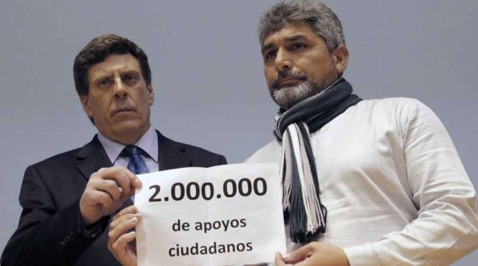 Los padres de Diana Quer y Mari Luz Cortés, mostrando los dos millones de firmas recogidas ya a favor de la prisión permanente revisable