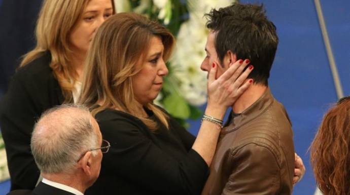 La presidenta andaluza, Susana Díaz, dando el pésame al padre de Gabriel Cruz.