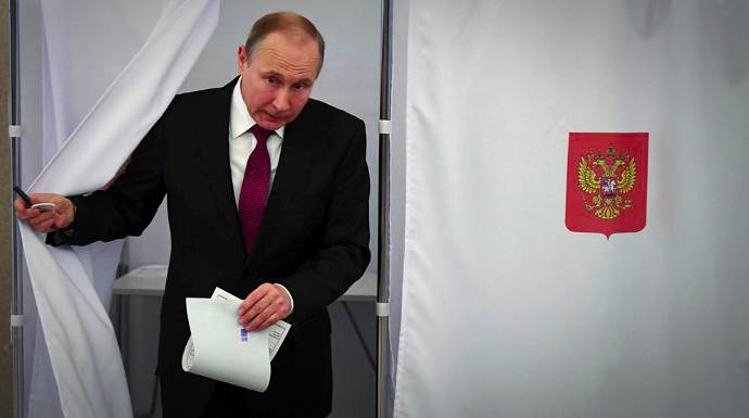 Putin, a su salida de la cabina electoral, este domingo.