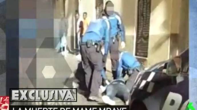 Policías municipales auxiliando al senegalés Mmame Mbayé.