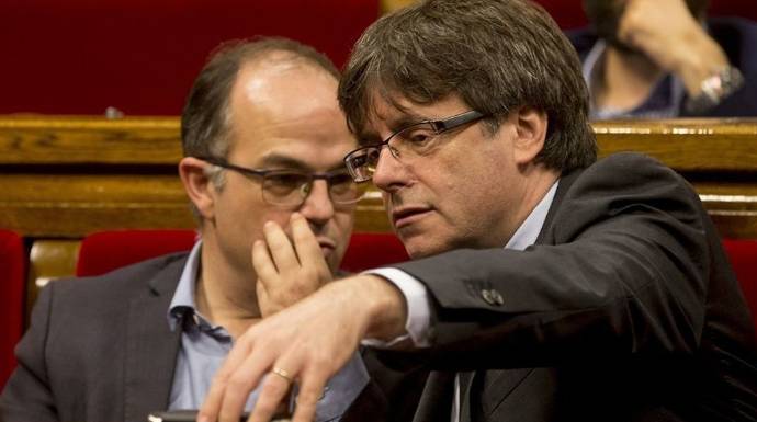Jordi Turull, junto a Carles Puigdemont en una sesión de la pasada legislatura.
