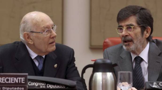 A la derecha el diputado del PSOE, José Enrique Serrano, junto al presidente del Consejo de Estado, Romay Beccaría.