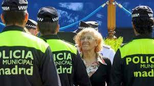 La alcaldesa Manuela Carmena junto a agentes de la Policía Municipal.