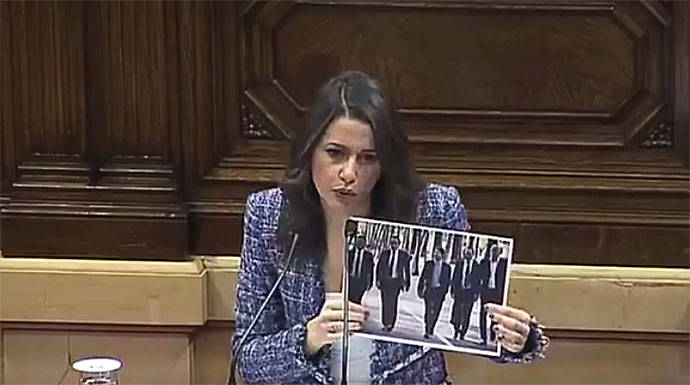 Arrimadas muestra una fotografía de Jordi Turull acompañando al juzgado a Oriol Pujol.