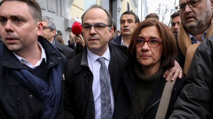 Jordi Turull, junto a su esposa, a la llegada al Supremo para conocer la decisión del juez Llarena.