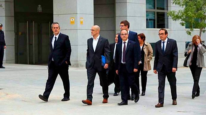 Varios ex consellers de Puigdemont, llegando a la Audiencia.