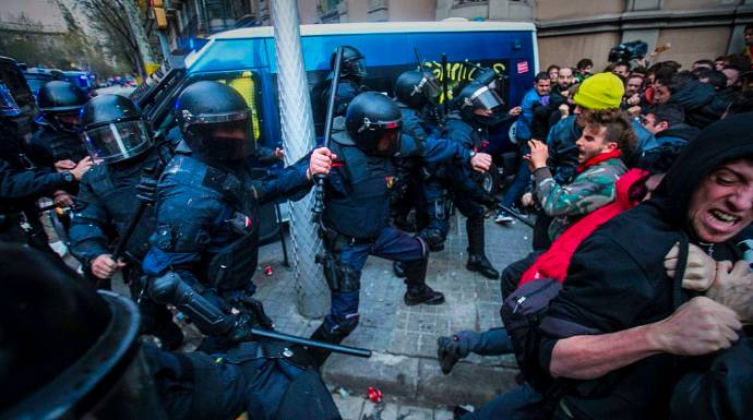 Agentes antidisturbios tratan de contener a los manifestantes en Barcelona.