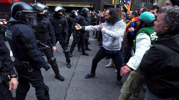 Enfrentamiento entre los Mossos y los manifestantes junto a la Delegación del Gobierno en Barcelona.
