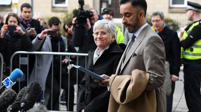 Clara Ponsatí junto a su abogado antes de entrar en la comisaría.