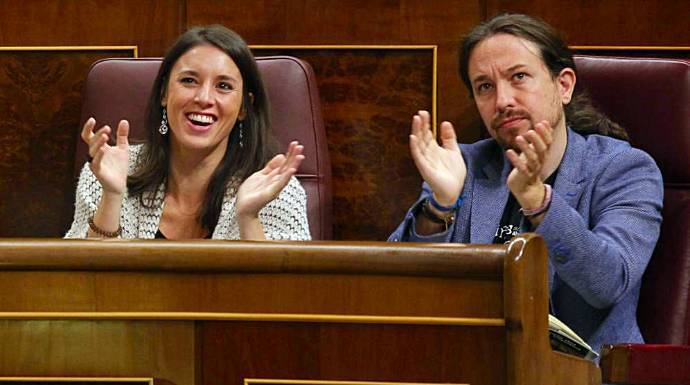 Irene Montero y Pablo Iglesias, en sus escaños del Congreso.