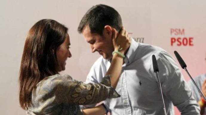 Juan Segovia junto a Sara Hernández, que le derrotó en la primarias del PSOE de Madrid.