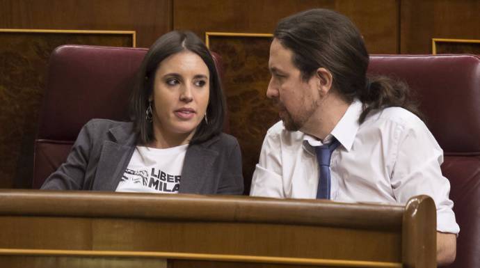 Pablo Iglesias e Irene Montero en sus escaños.