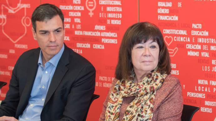 Pedro Sánchez junto a la presidenta del PSOE, Cristina Narbona.