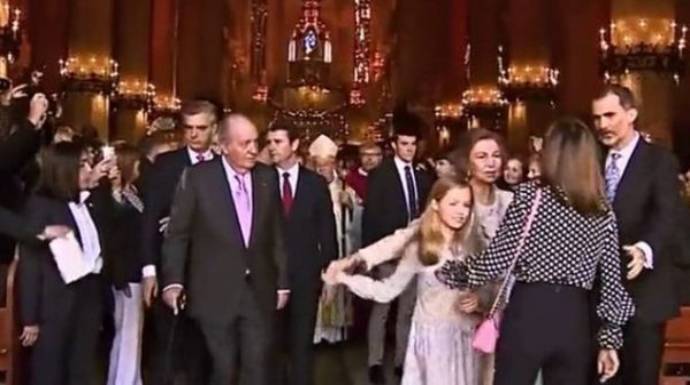 Momento en que la Princesa Leonor retira el brazo de su hombro a su abuela Sofía.