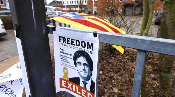Carteles de Puigdemont a las puertas de la cárcel que va a abandonar en las próximas horas.