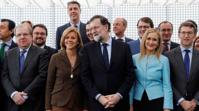 Rajoy, junto a los líderes territoriales del PP, entre ellos Cristina Cifuentes.