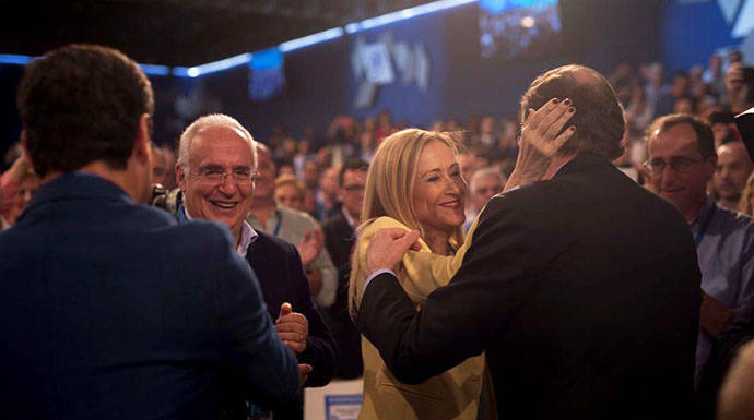 La imagen del día en la Convención del PP: el abrazo entre Rajoy y Cifuentes.