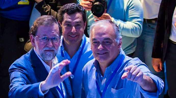 Esteban González Pons y Mariano Rajoy, este sábado en Sevilla.