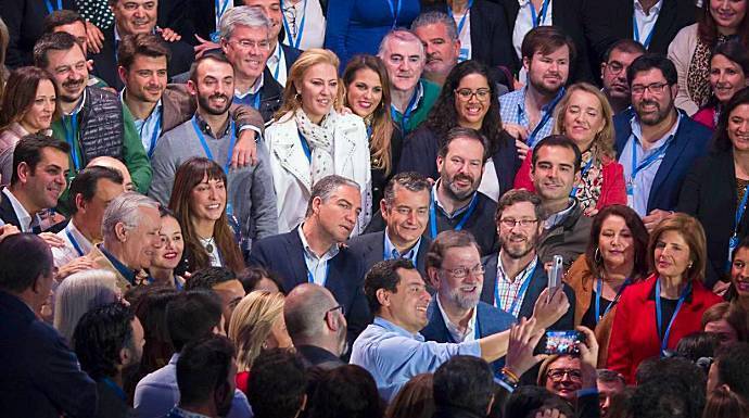 Un momento de la Convención del PP en Sevilla. Rajoy, en el centro. FOTO: Paco Puentes/El País.
