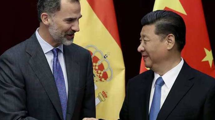 El rey Felipe y el presidente Xin Jinping, en el encuentro que mantuvieron el año pasado