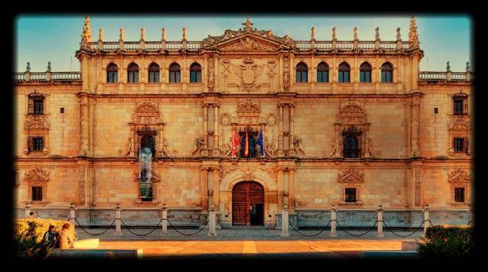 La célebre fachada de la Universidad de Alcalá (Madrid), una de las tres cuyos rectores históricamente eran altos cargos del PSOE