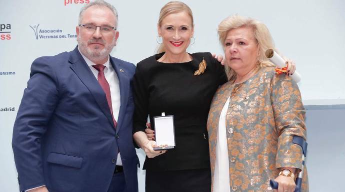 La presidenta de la Comunidad de Madrid, Cristina Cifuentes, junto a Angeles Pedraza y el presidente de la AVT, Alfonso Sánchez.