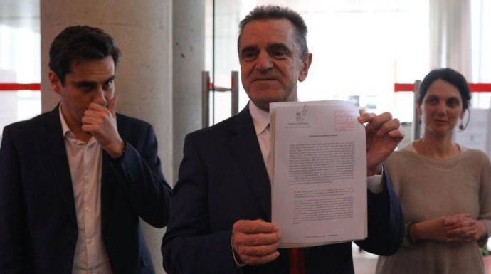 El secretario general del PSOE-M, José Manuel Franco, registrando la moción de censura contra Cifuentes.