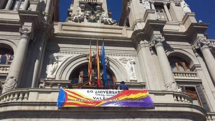 La bandera republicana ondeó con la Senyera en el Ayuntamiento de Valencia en el año 2016