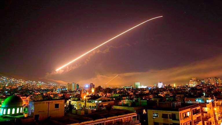 El cielo de Damasco "alumbrado" por las bombas.