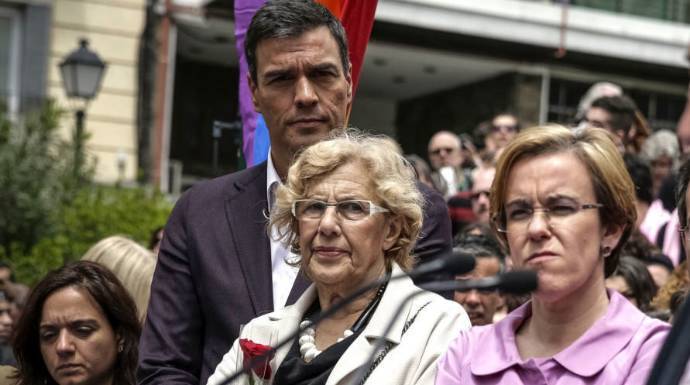 Pedro Sánchez, junto a Manuela Carmena y la portavoz del PSOE en el Ayuntamiento, Purificación Causapié.