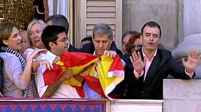 Pisarello y Colau, quitando la bandera de España del Ayuntamiento de Barcelona hace dos años