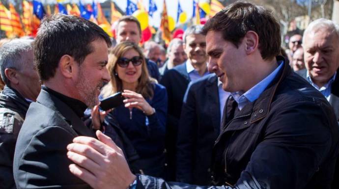 El exprimer ministro de Francia, Manuel Valls, junto a Albert Rivera en una manifestación en Barcelona.