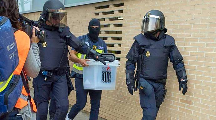Agentes de la Policía Nacional retirando urnas el 1 de octubre.