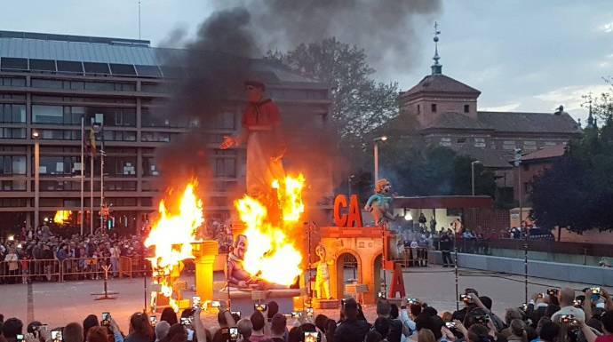 La falla con un Quijote y Cisneros, quemada por el Ayuntamiento de la ciudad natal de Cervantes
