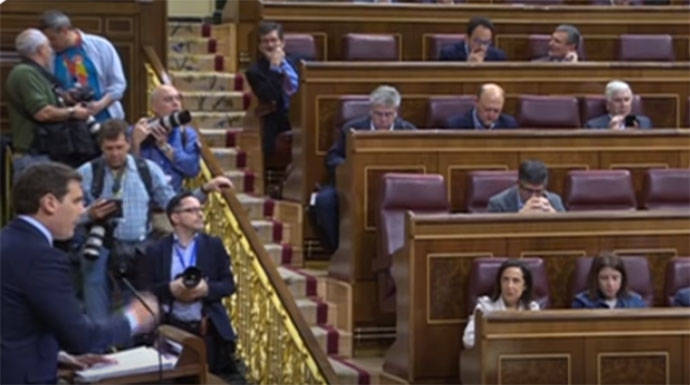 Rivera dirigiéndose a los diputados del PSOE durante el debate.
