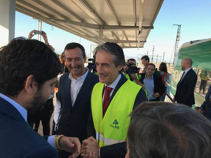Íñigo de la Serna junto a Carlos González en su visita a la estación de Matola de Elche.