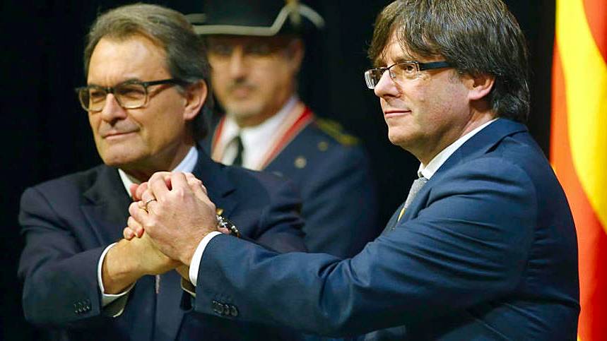 Artur Mas y Carles Puigdemont, durante la investidura del segundo.
