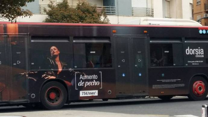 Imagen de la campaña publicitaria sexista de Clínica Dorsia en los autobuses de la EMT