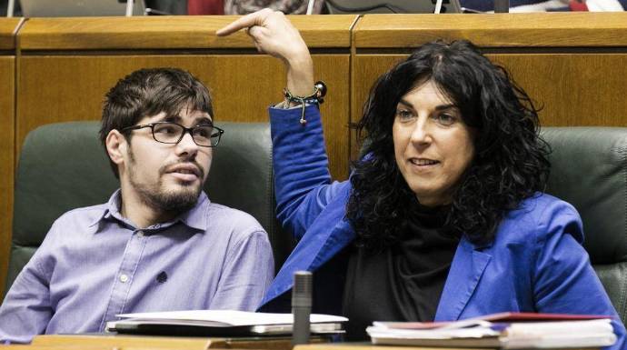 La parlamentaria Eukene Arana encabeza la delegacion de Podemos a la última mascarada de ETA. A su lado, el líder de la formación en el País Vasco, Lander Martínez.