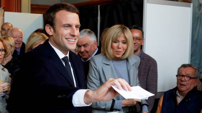 Macron y su mujer, el día de la votación que le hizo presidente