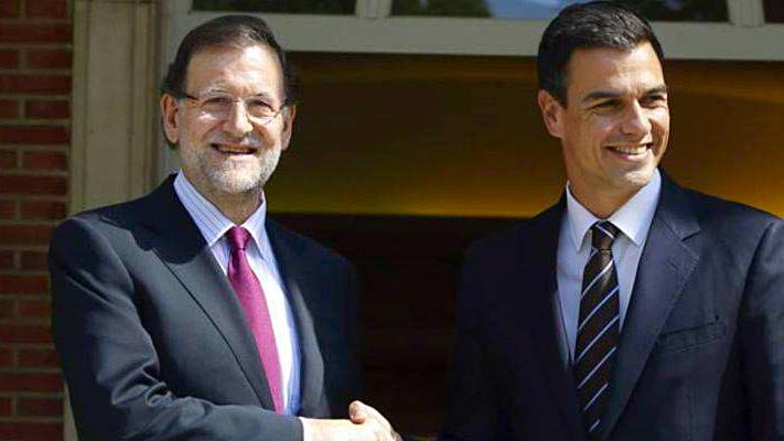 Rajoy y Sánchez, sonríen en un encuentro en La Moncloa.
