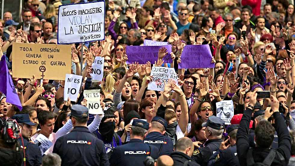Protestas de feministas contra la Justicia y enfrentamientos con la Policía.