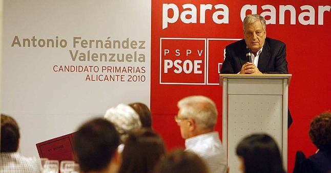 Antonio Fernández Valenzuela, en un mitín con su partido.